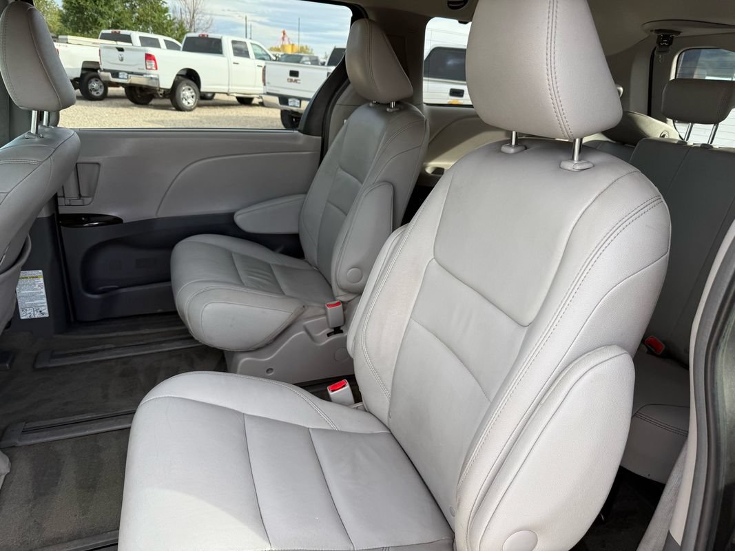 Used 2017 Toyota Sienna XLE w/ XLE Navigation Package AWD/4WD image 28