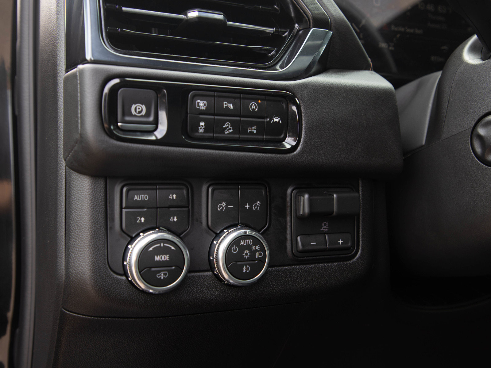 Used 2026 GMC Yukon AT4 w/ AT4 Premium Plus Package AWD/4WD image 28