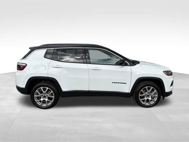 Used 2025 Jeep Compass Limited image 9