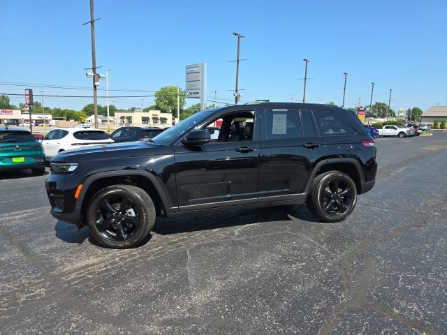Used 2025 Jeep Grand Cherokee Altitude AWD/4WD image 3