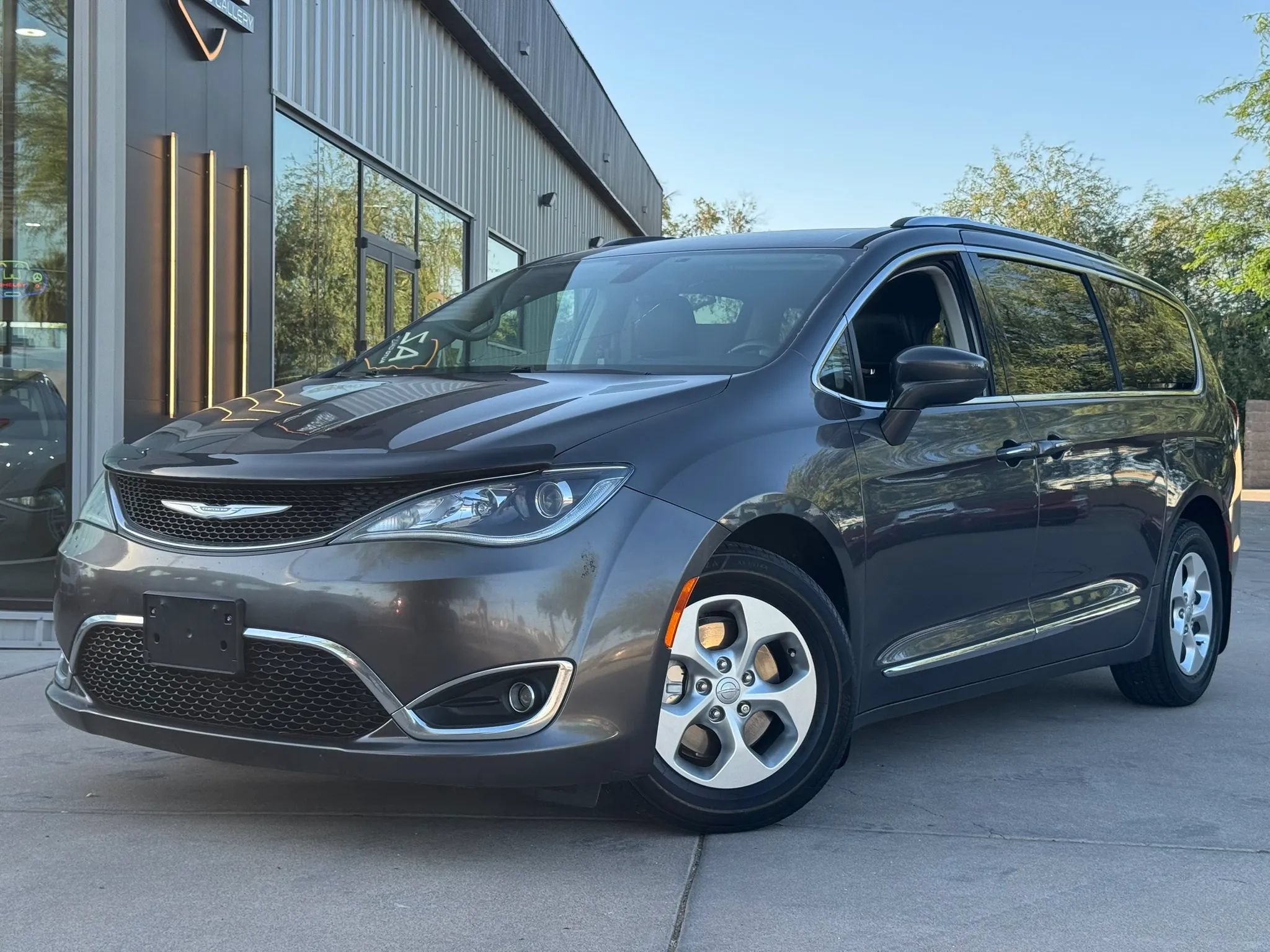 Used 2017 Chrysler Pacifica Touring-L Plus FWD image 1