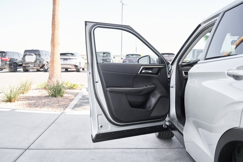 Used 2024 Mitsubishi Outlander SE image 17