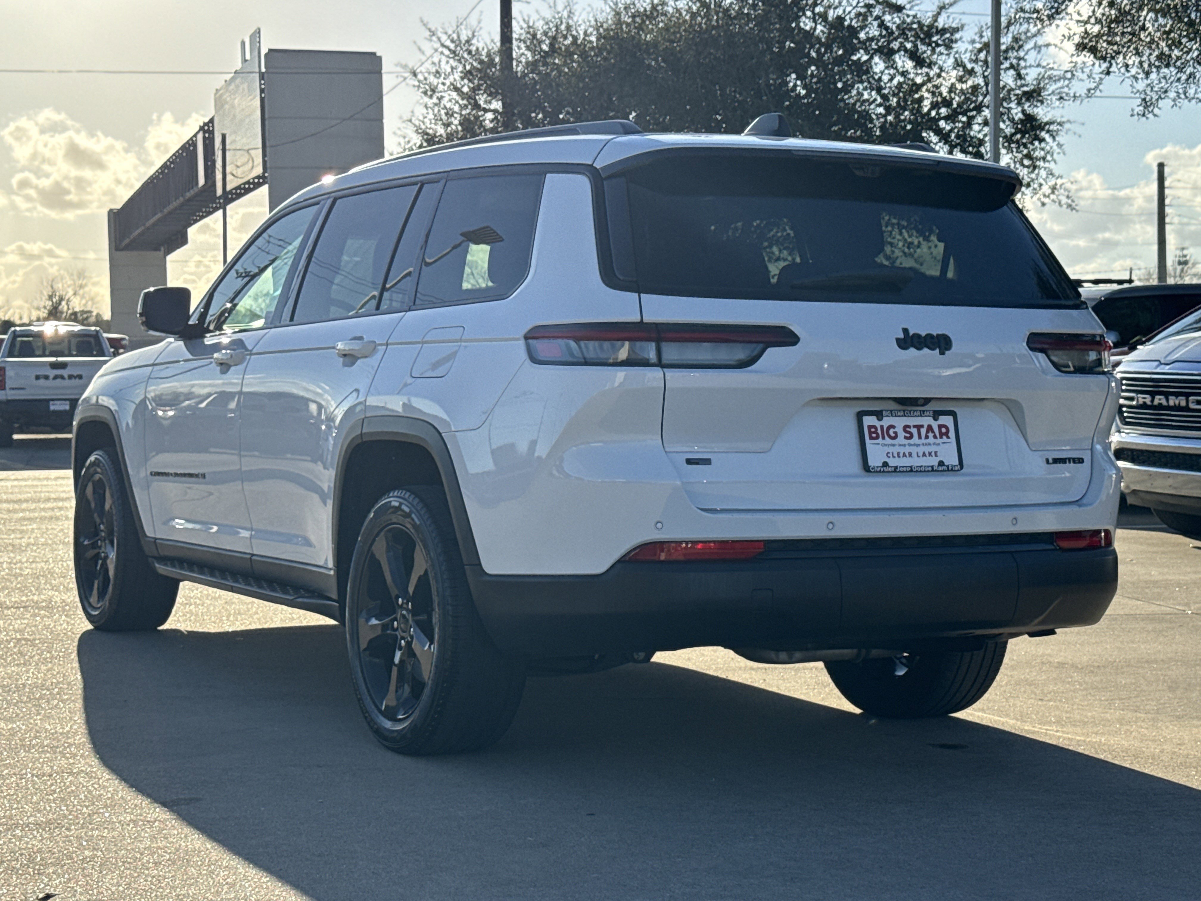 Used 2023 Jeep Grand Cherokee L Limited w/ Luxury Tech Group II image 9