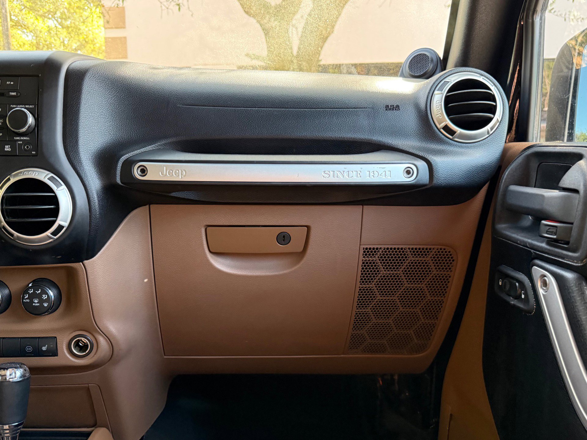 Used 2011 Jeep Wrangler Unlimited Rubicon w/ Connectivity Group image 28