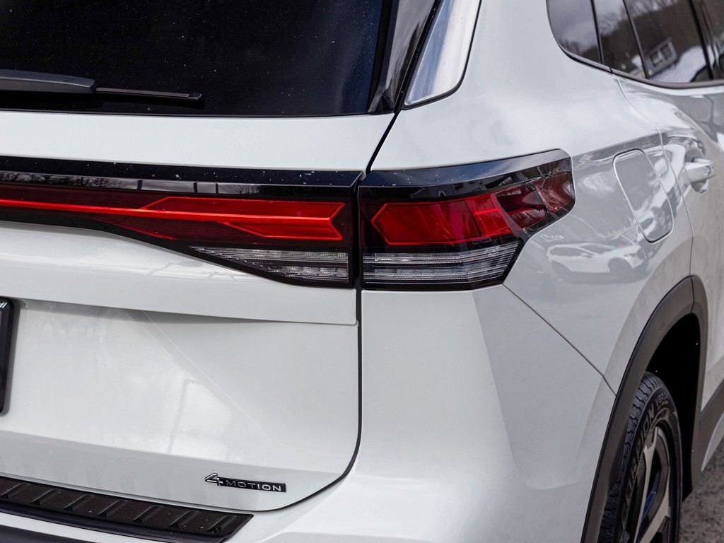 Used 2025 Volkswagen Tiguan SE image 39