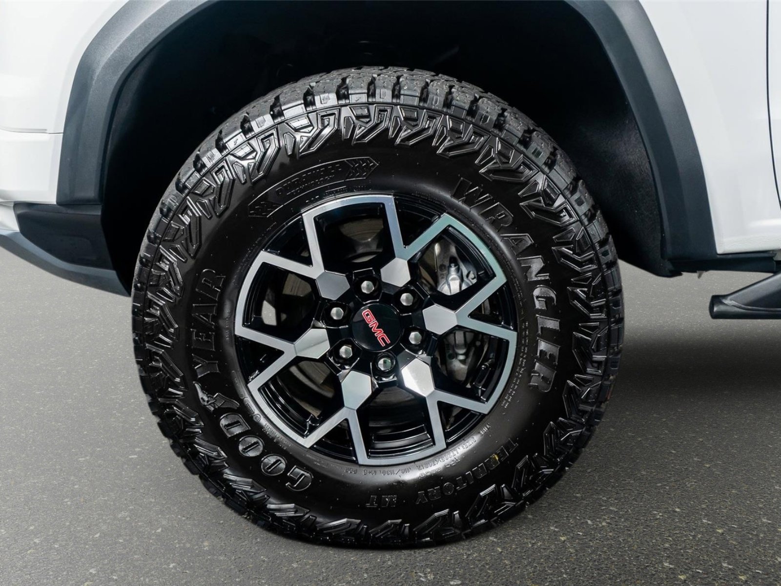 Used 2025 GMC Canyon AT4 w/ AT4X Package image 18