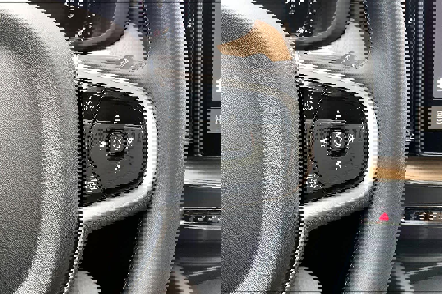 New 2026 Volvo XC60 B5 Ultra w/ Climate Package image 18