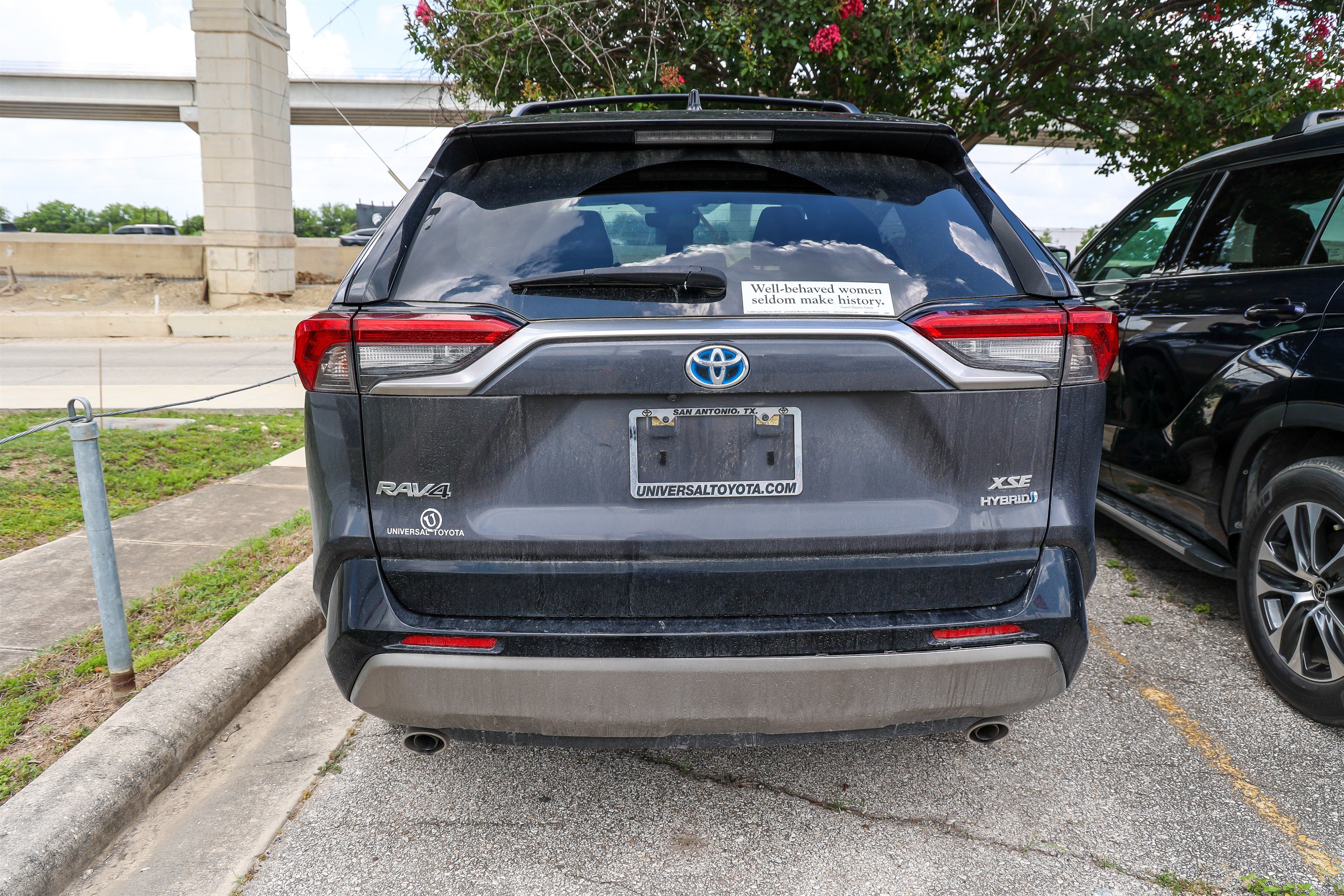 Used 2023 Toyota RAV4 XSE AWD/4WD image 8
