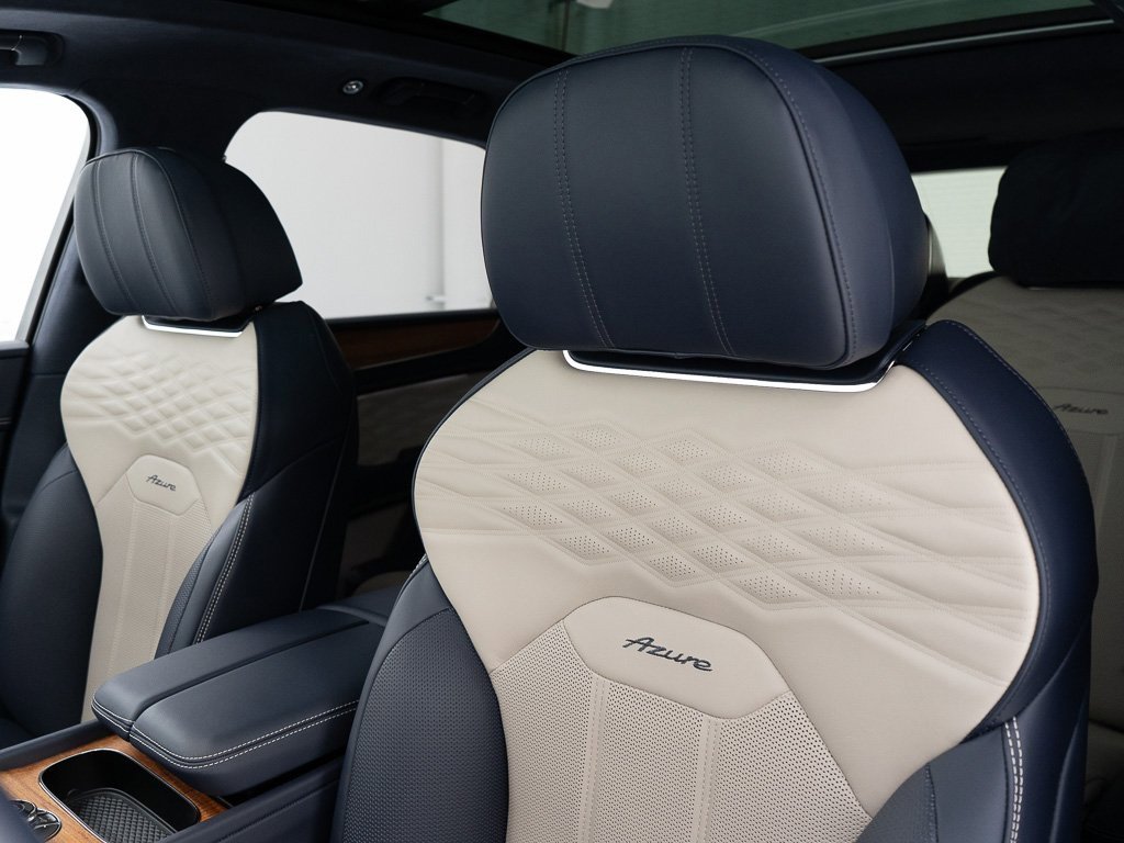 Used 2025 Bentley Bentayga image 16