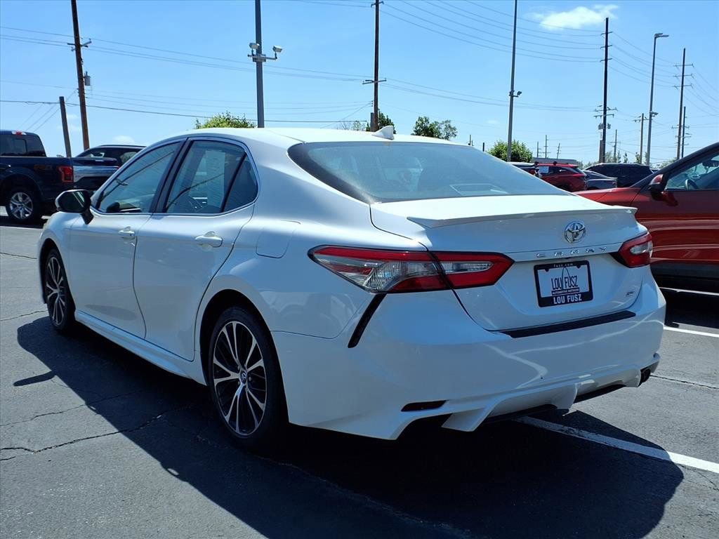 Used 2019 Toyota Camry SE w/ Convenience Package FWD image 2