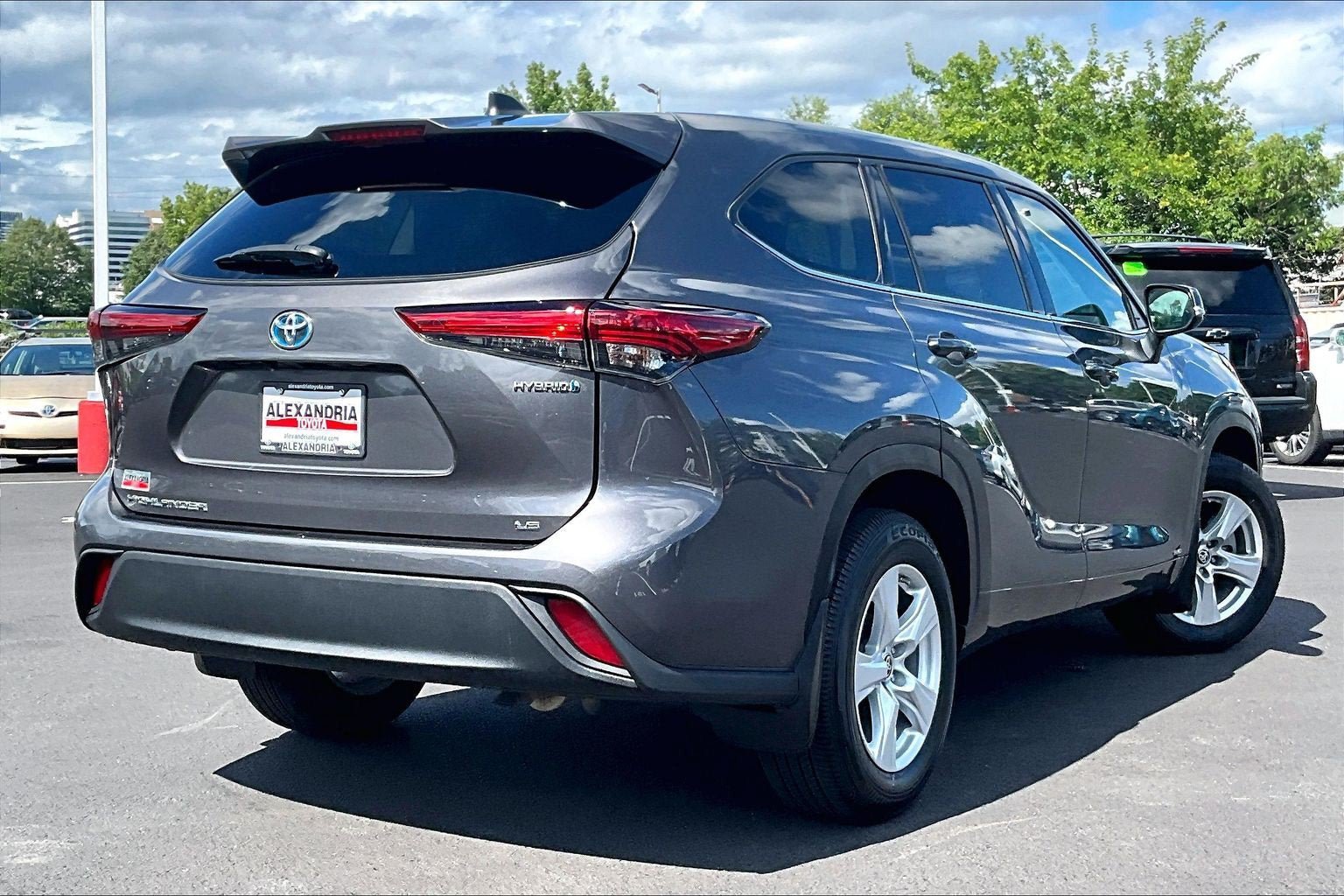 Used 2022 Toyota Highlander LE AWD/4WD image 12