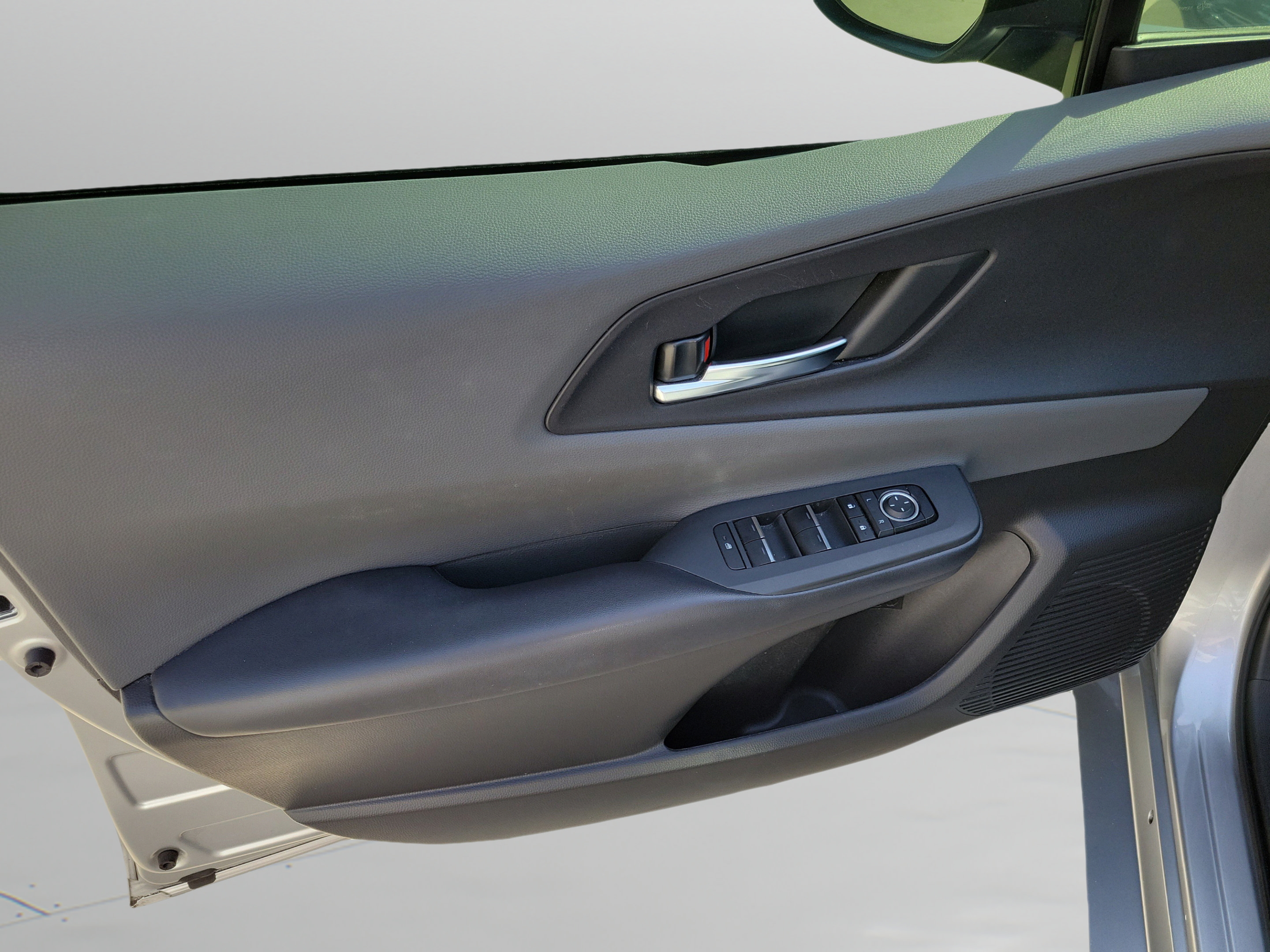 Used 2023 Toyota Prius XLE FWD image 6