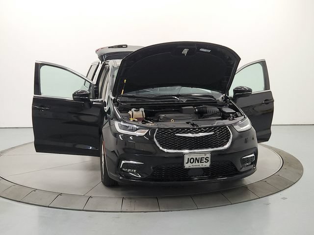 Used 2024 Chrysler Pacifica Touring-L FWD image 11