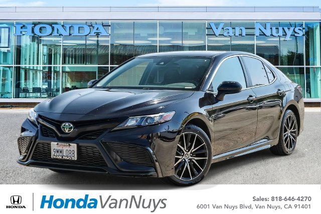 Used 2021 Toyota Camry SE FWD image 1