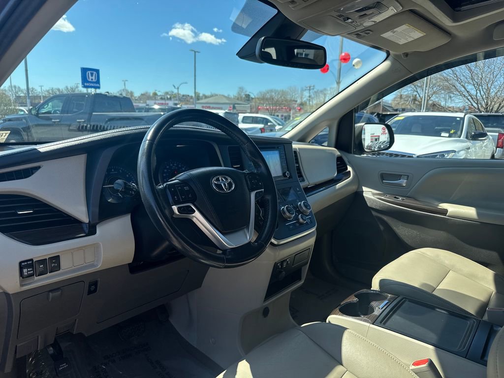 Used 2020 Toyota Sienna XLE w/ XLE Navigation Package AWD/4WD image 17