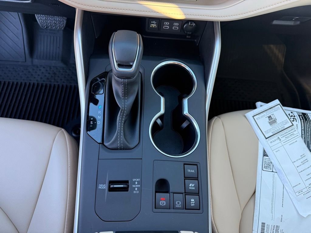 Used 2025 Toyota Highlander XLE image 17