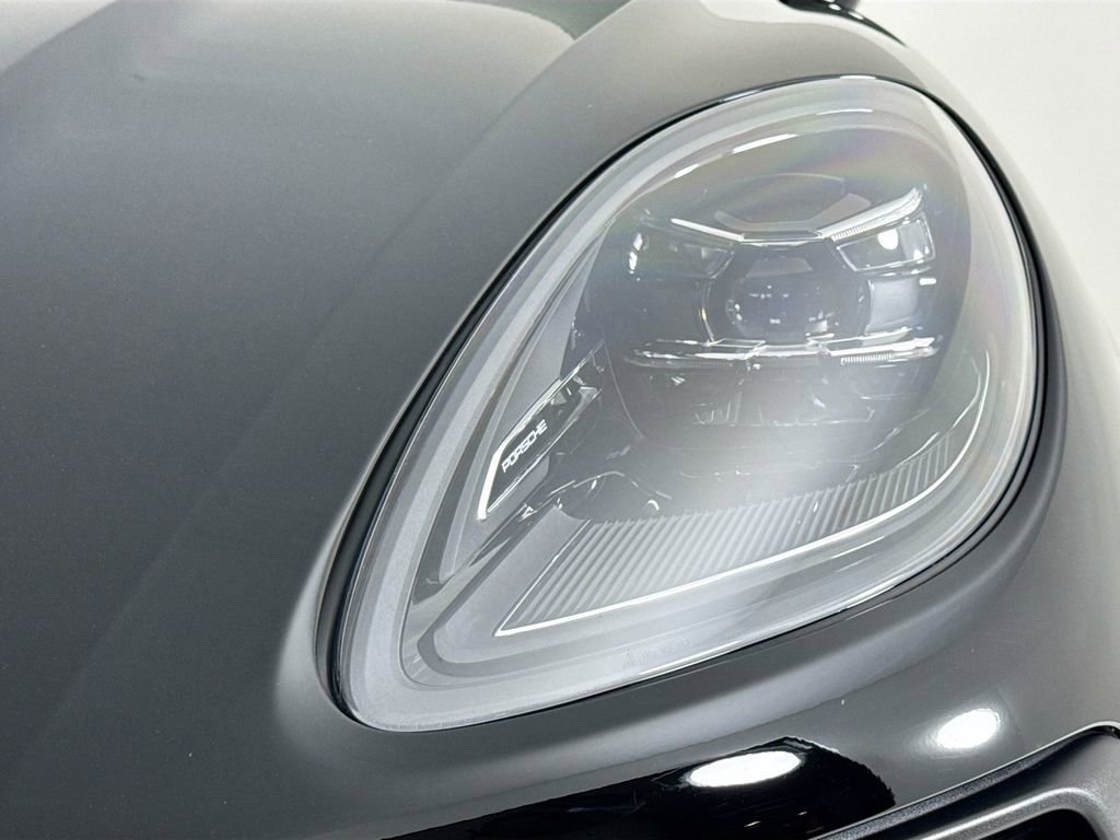 Used 2024 Porsche Macan AWD/4WD image 27