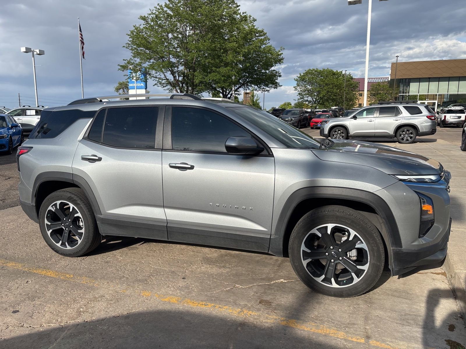 Used 2025 Chevrolet Equinox LT w/ Convenience Package II AWD/4WD image 2