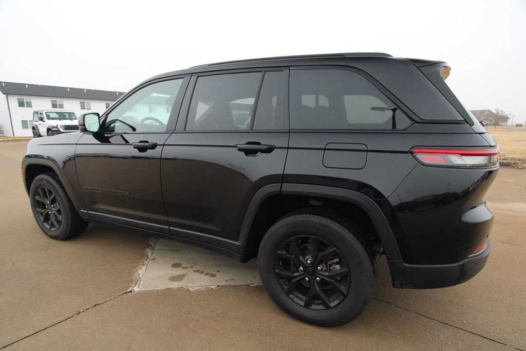 Used 2024 Jeep Grand Cherokee Altitude image 14