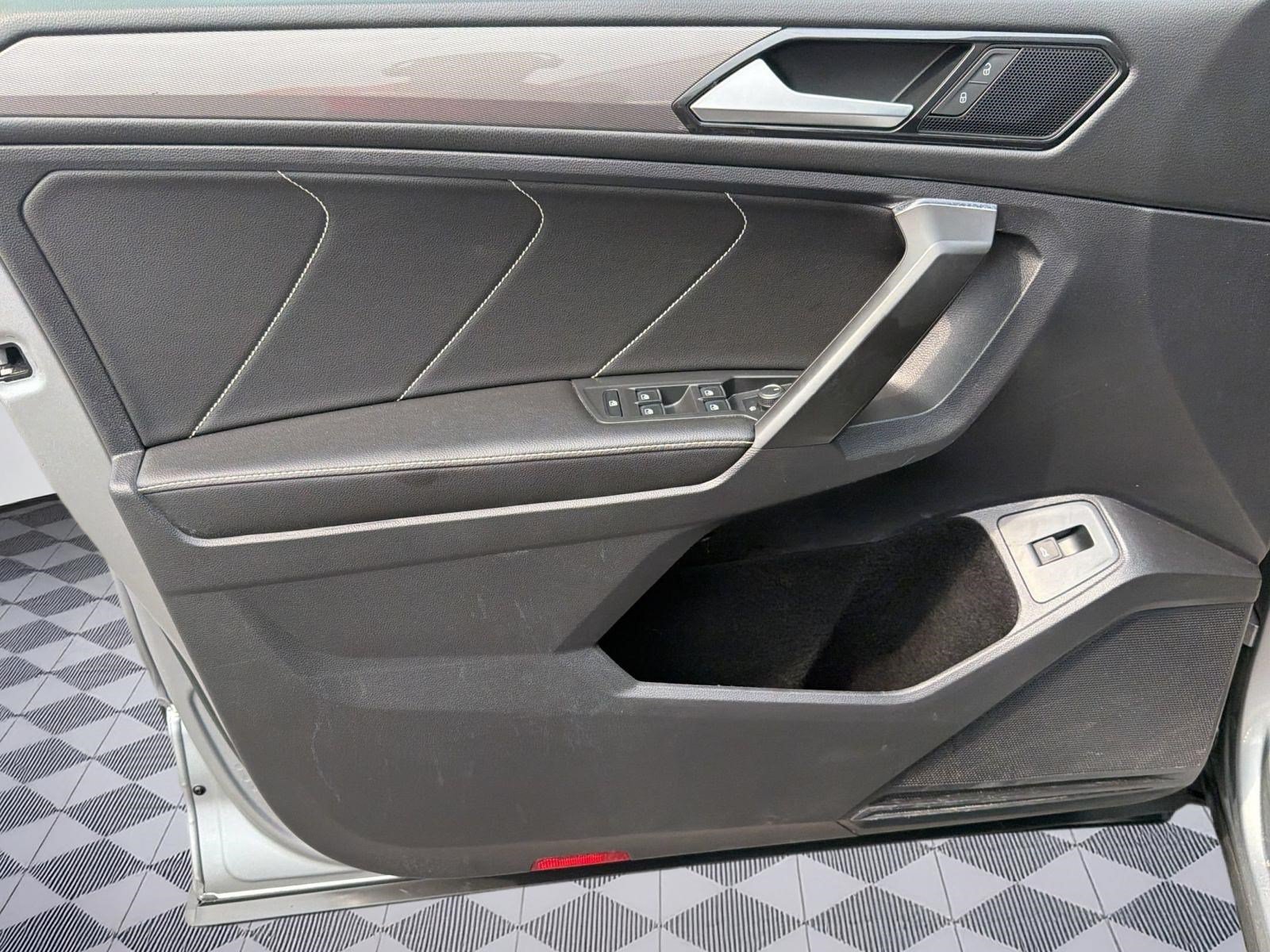 Used 2022 Volkswagen Tiguan SE w/ Panoramic Sunroof Package AWD/4WD image 12
