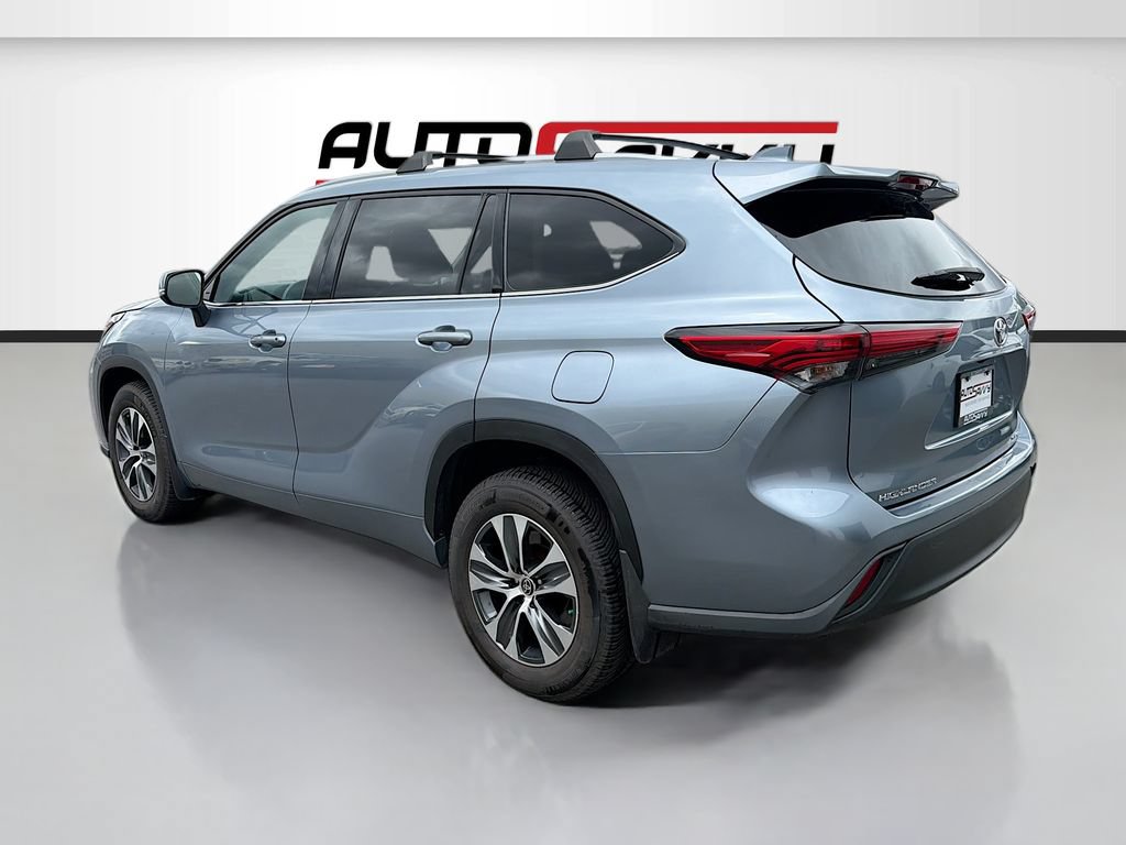 Used 2022 Toyota Highlander XLE AWD/4WD image 5
