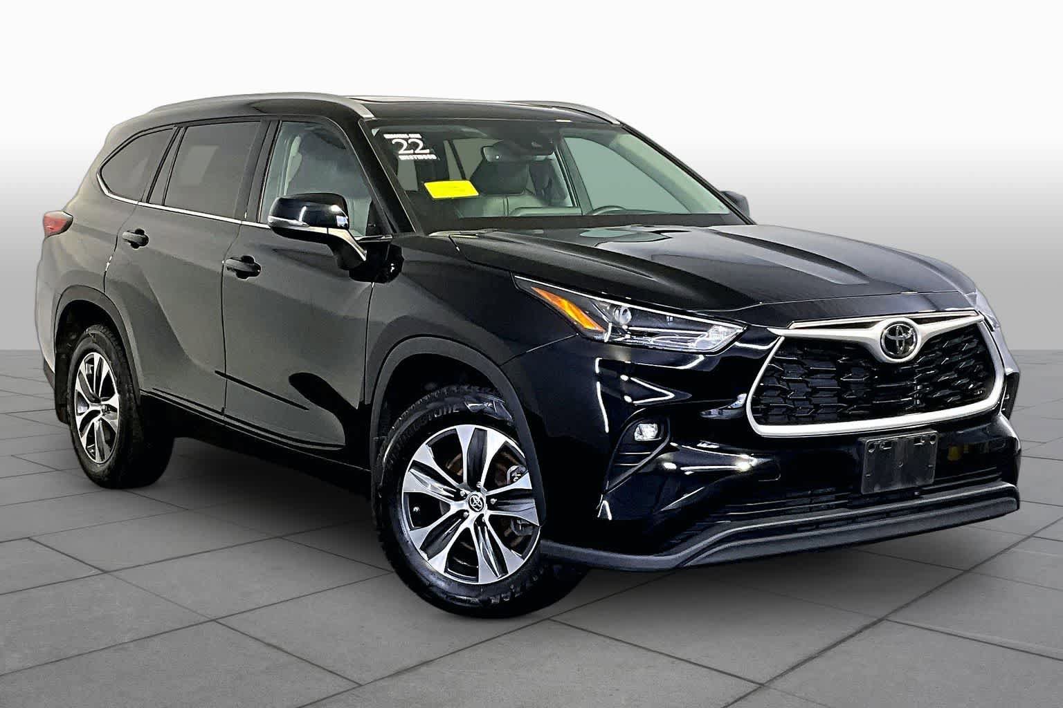 Used 2022 Toyota Highlander XLE AWD/4WD image 3