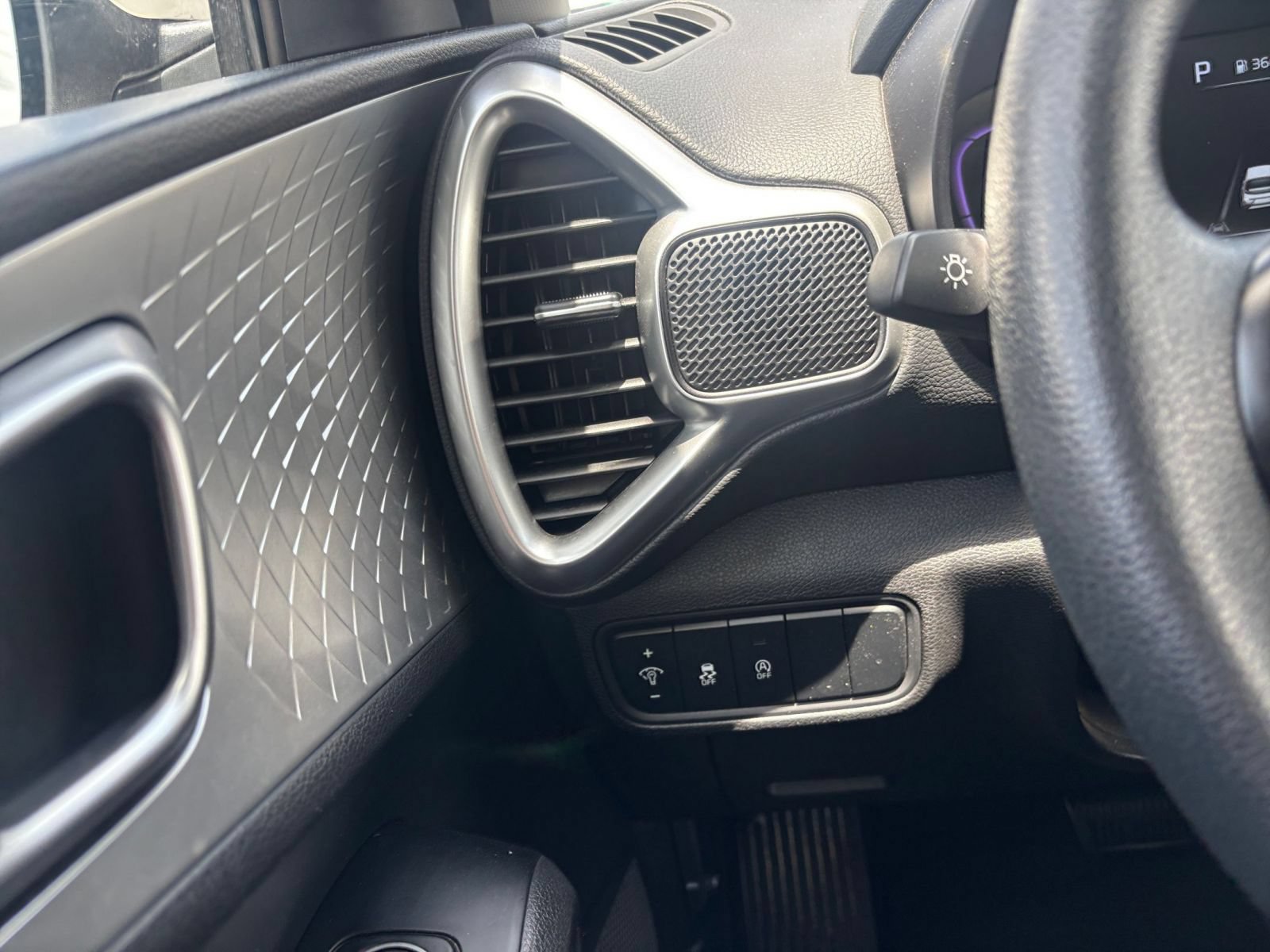 Used 2025 Kia Soul LX w/ LX Technology Package FWD image 32