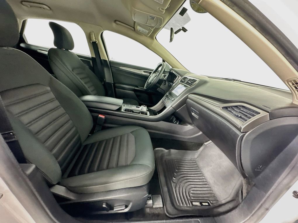 Used 2017 Ford Fusion SE w/ Fusion SE Technology Package image 31