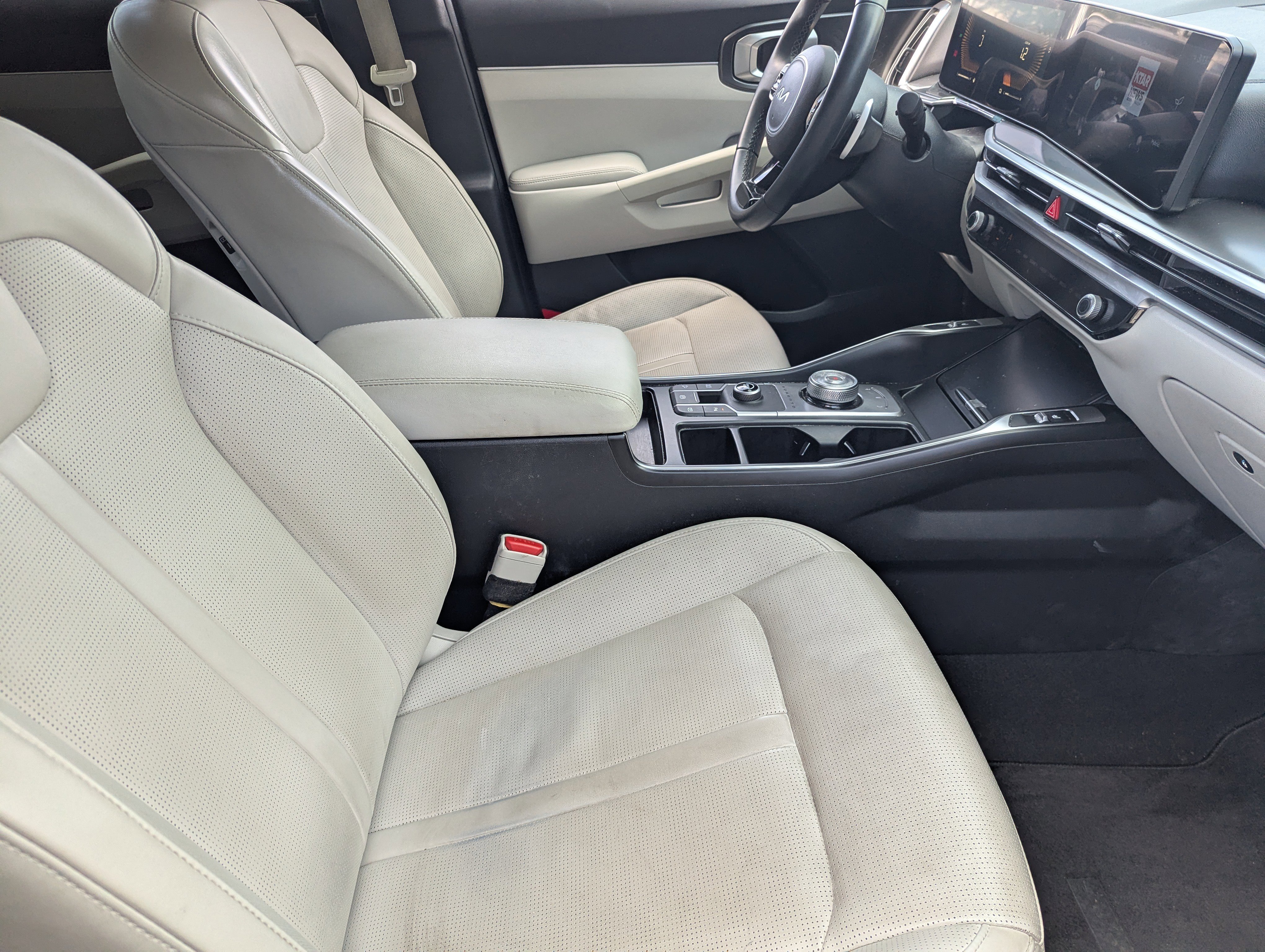 Certified 2025 Kia Sorento EX image 9