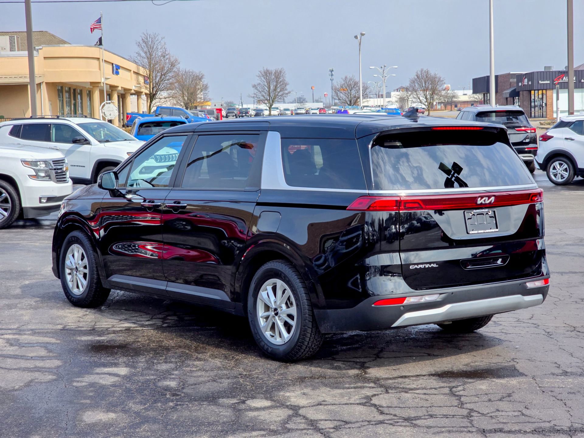Used 2023 Kia Carnival LX image 9