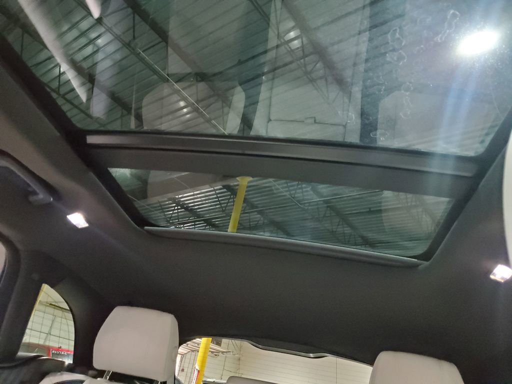 Used 2020 Land Rover Range Rover Velar R-Dynamic S image 28