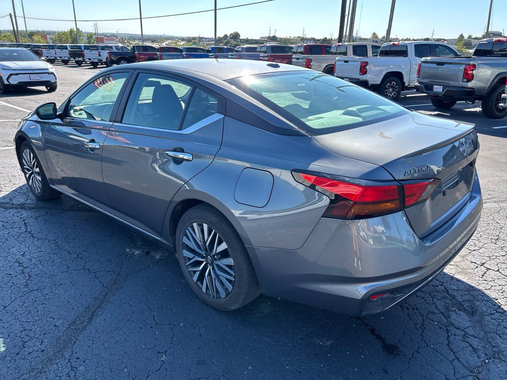 Used 2024 Nissan Altima 2.5 SV FWD image 7
