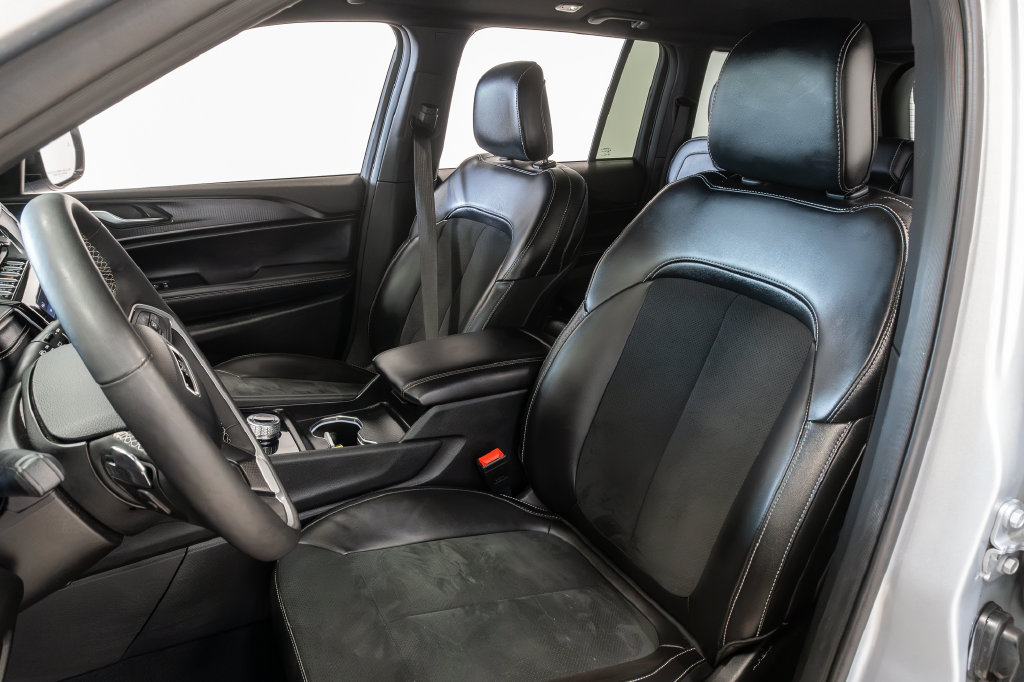 Used 2025 Jeep Grand Cherokee Altitude AWD/4WD image 9