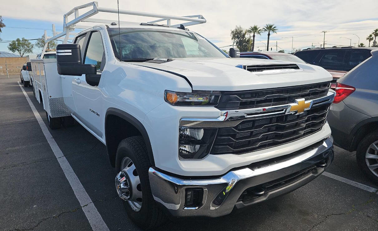 Used 2025 Chevrolet Silverado 3500 LT w/ Convenience Package image 1