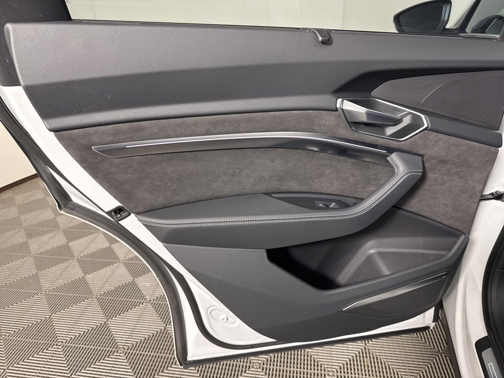 Used 2021 Audi e-tron Prestige w/ Prestige Package image 22