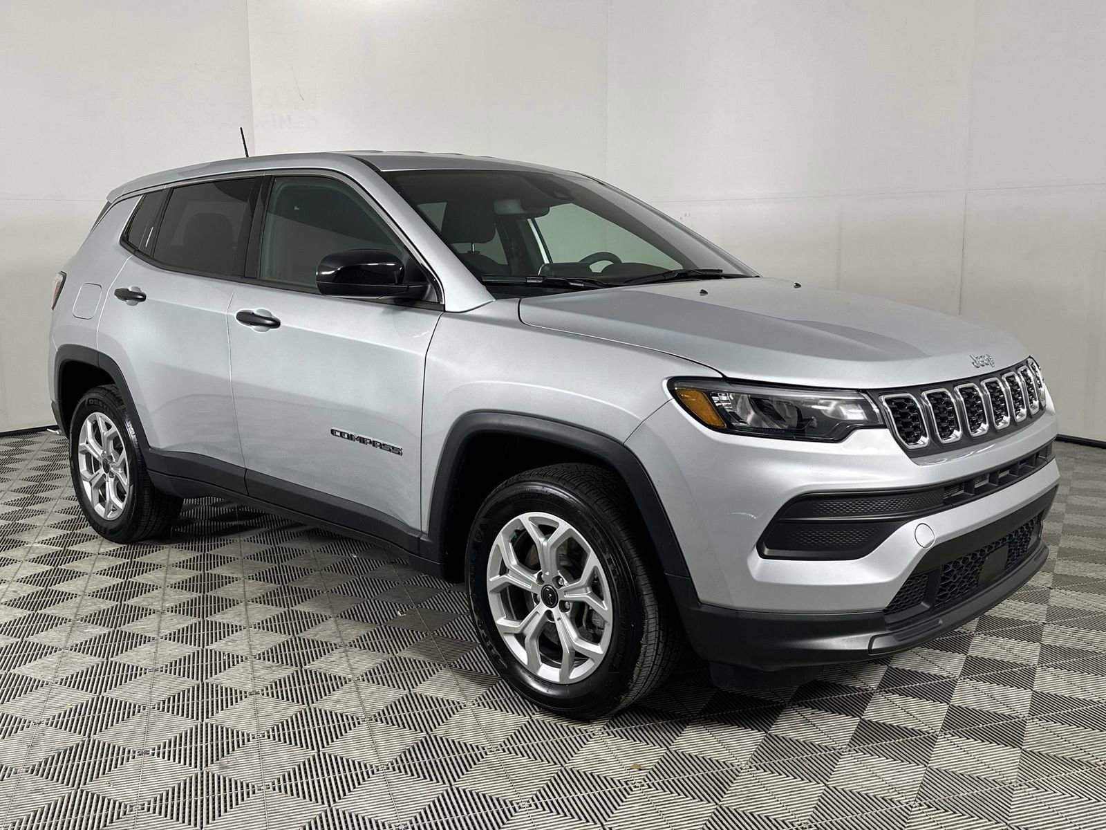 Used 2025 Jeep Compass Sport image 2