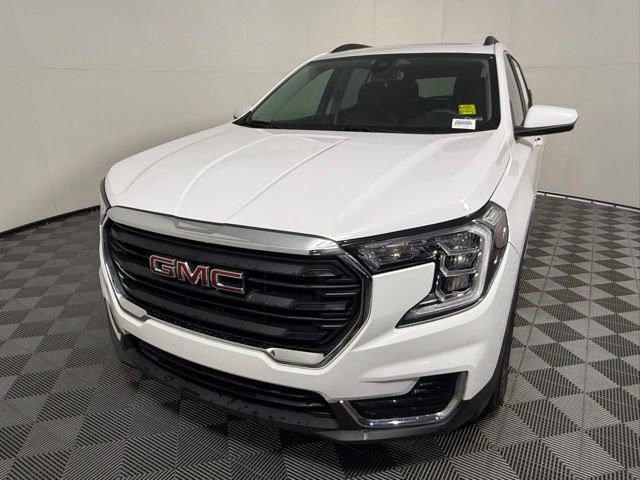 Used 2022 GMC Terrain SLE w/ Driver Convenience Package image 3