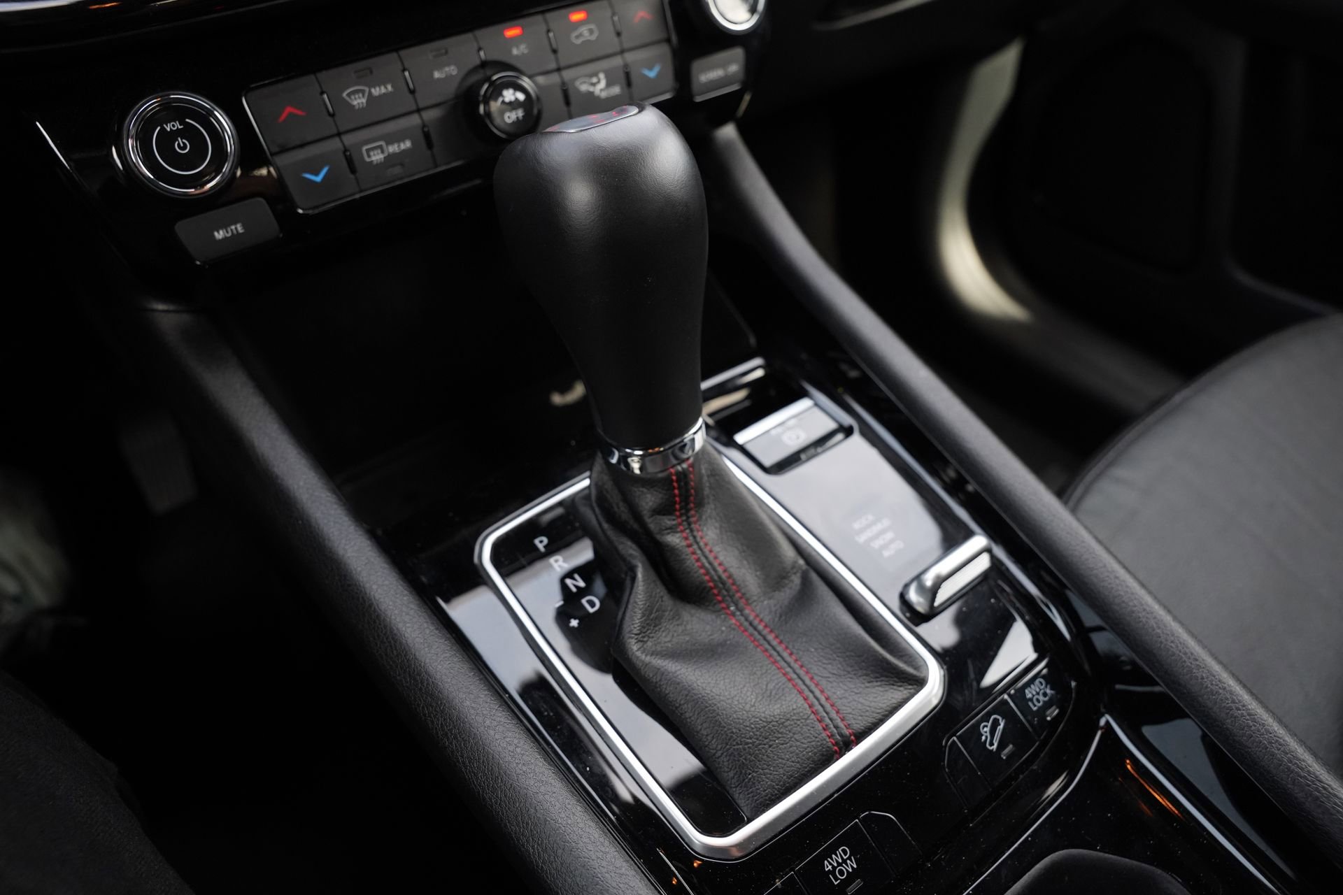 Used 2025 Jeep Compass Trailhawk image 14