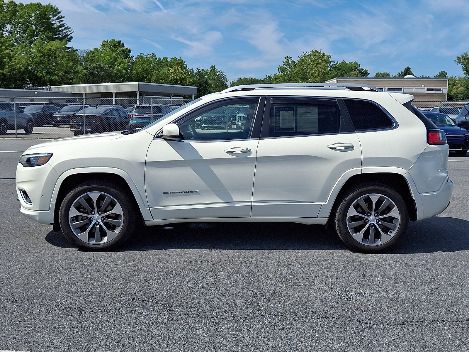 Used 2019 Jeep Cherokee Overland w/ Technology Group AWD/4WD image 9