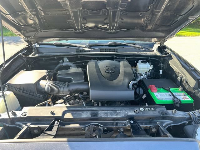 Used 2017 Toyota Tacoma TRD Off-Road w/ Premium & Technology Package AWD/4WD image 30