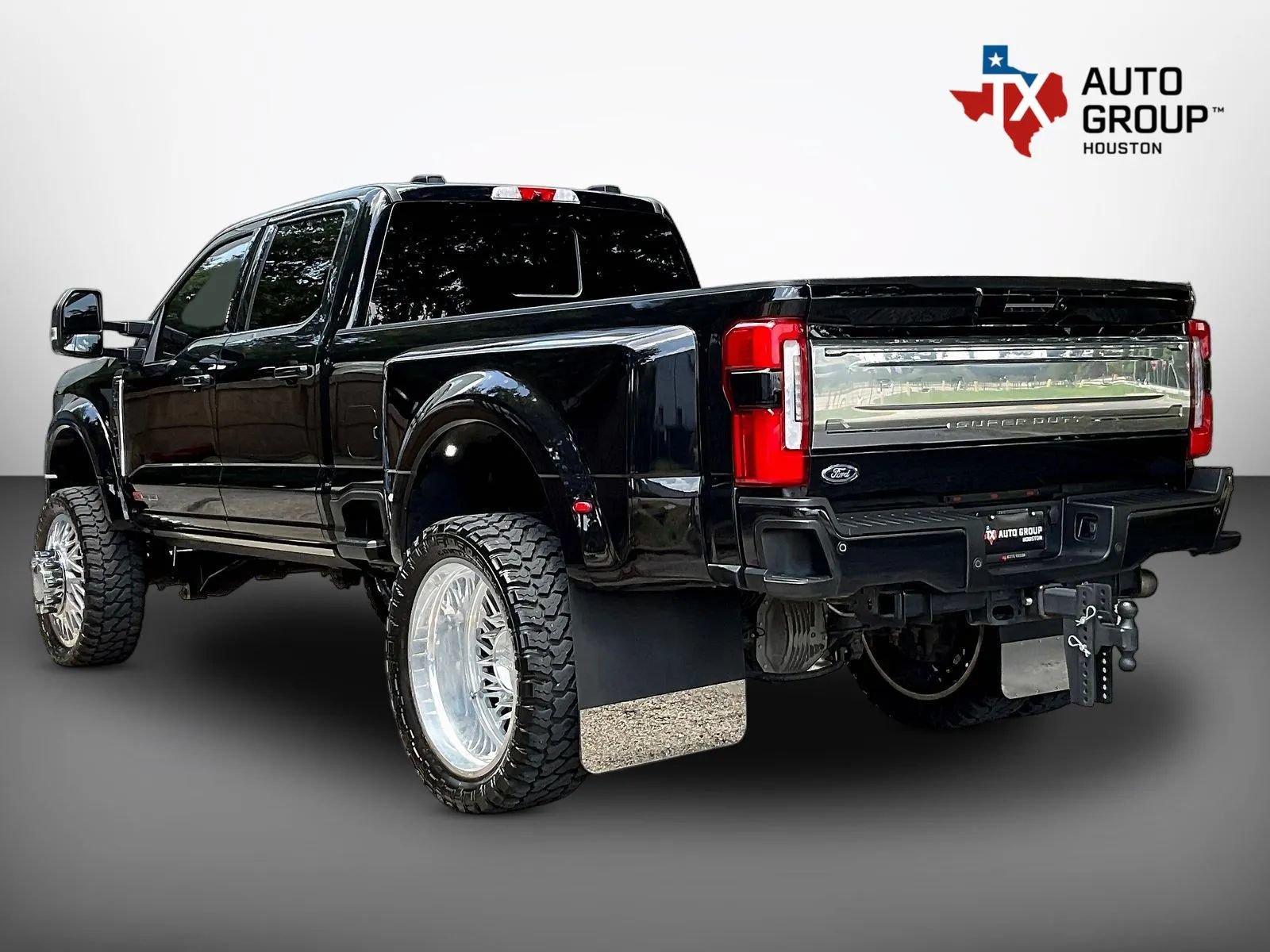 Used 2023 Ford F450 Platinum w/ FX4 Off-Road Package AWD/4WD image 3
