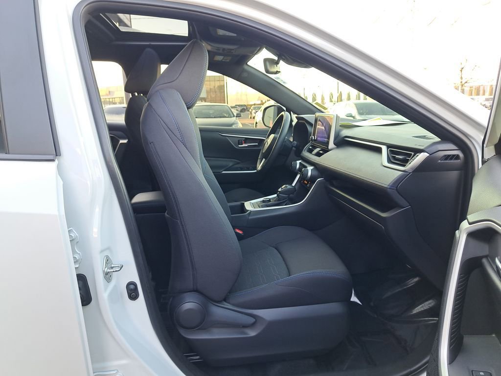 Used 2023 Toyota RAV4 SE image 17