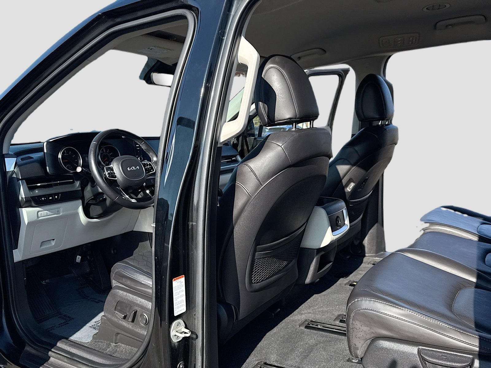 Used 2023 Kia Carnival LX image 6