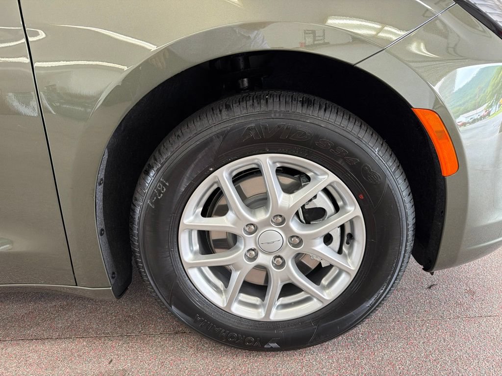 New 2027 Chrysler Pacifica Select FWD image 29