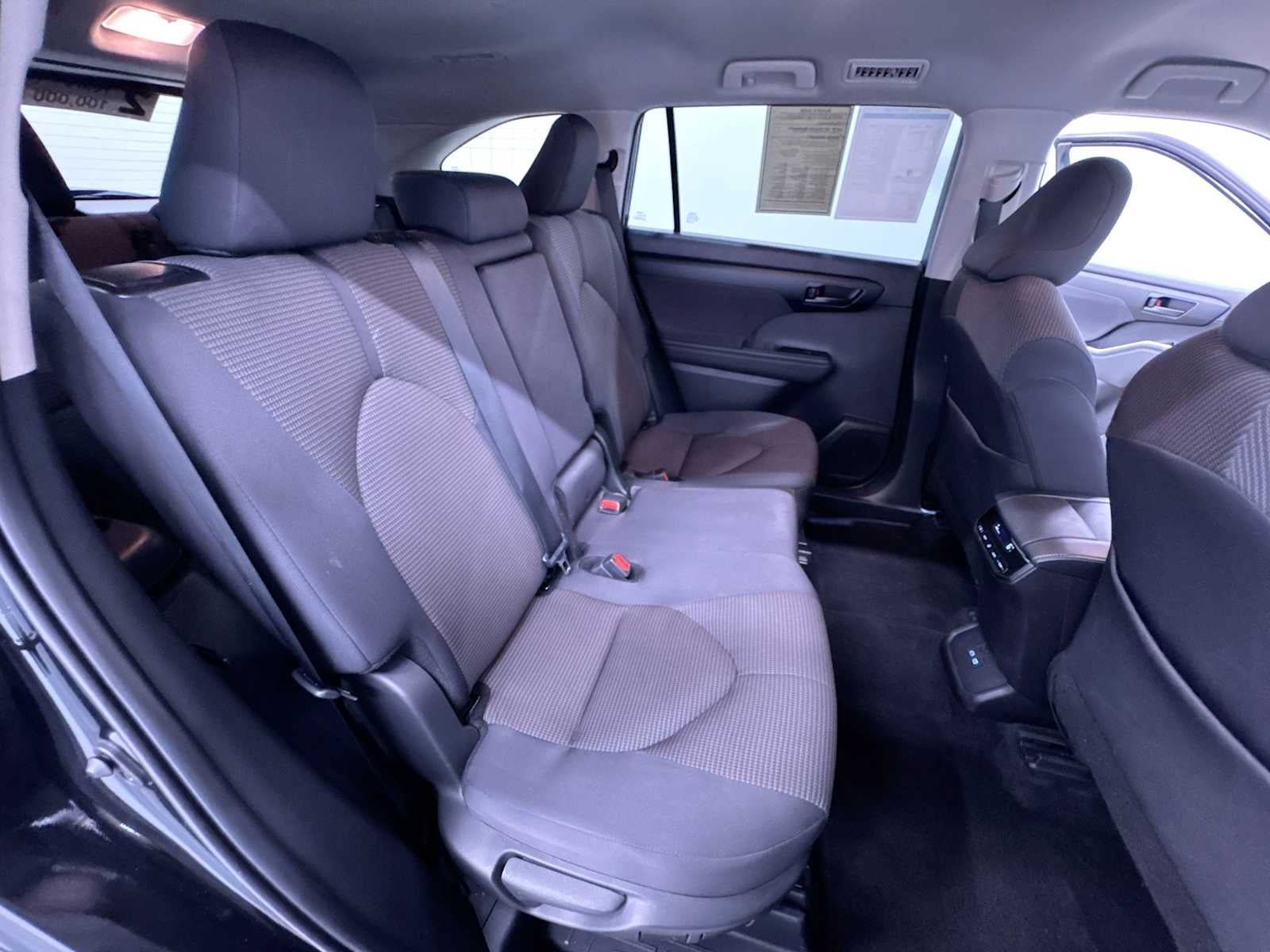 Used 2025 Toyota Highlander LE FWD image 36