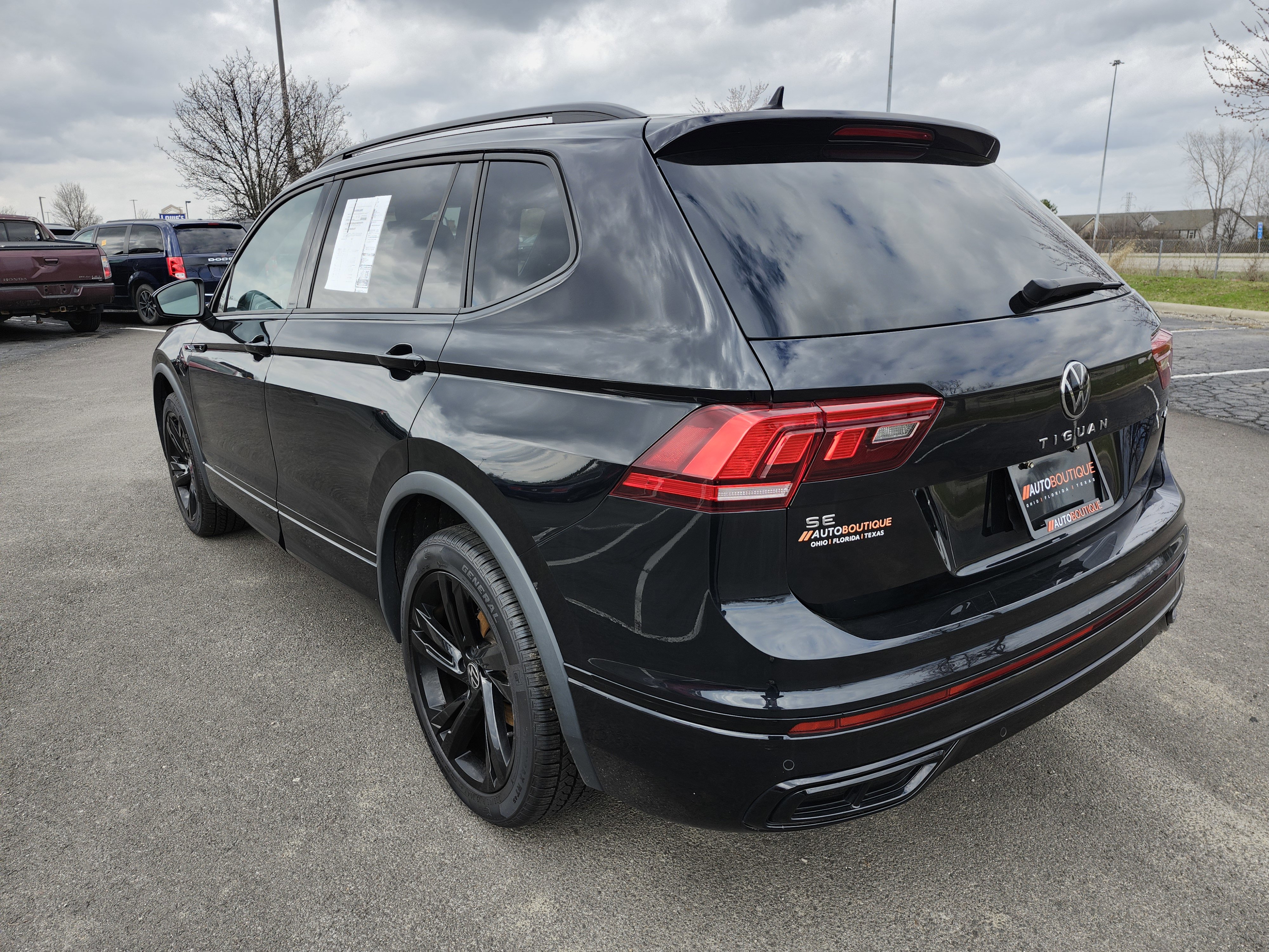 Used 2023 Volkswagen Tiguan SE R-Line image 14