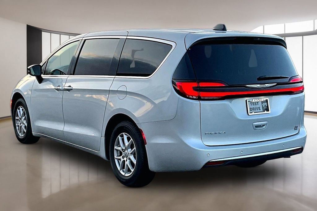 Used 2024 Chrysler Pacifica Touring-L image 12