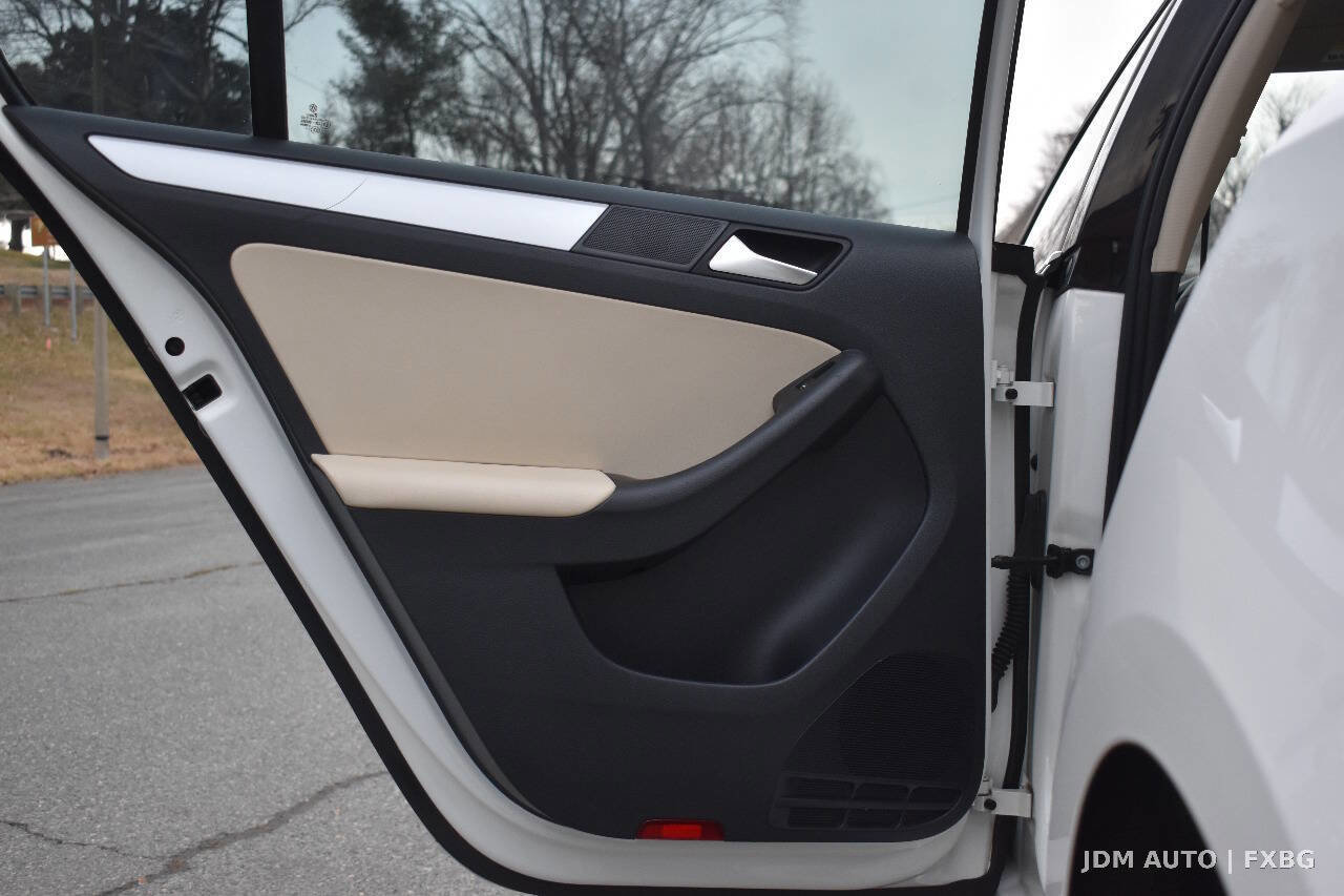 Used 2012 Volkswagen Jetta SEL FWD image 10