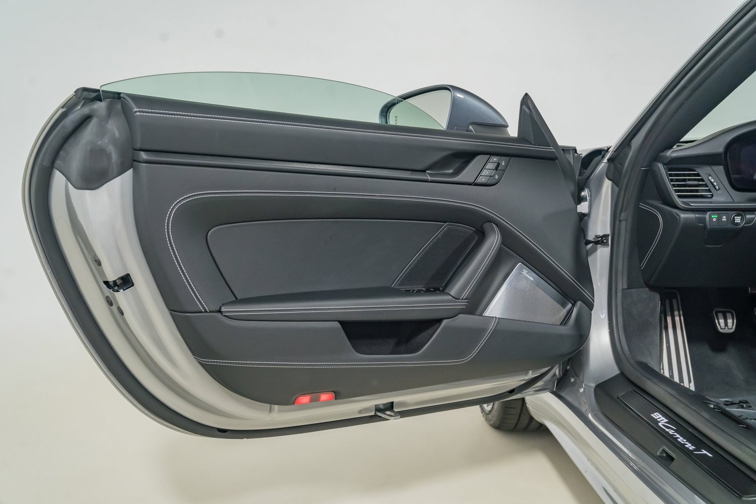 Used 2026 Porsche 911 Carrera T w/ Sportdesign Package RWD image 26