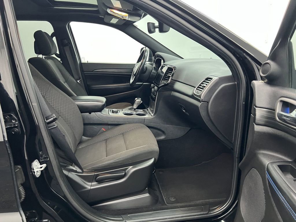 Used 2020 Jeep Grand Cherokee Laredo image 27